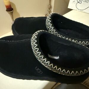 Women’s Ugg Tasman black size 8 used but great condition no tears or rips no box
